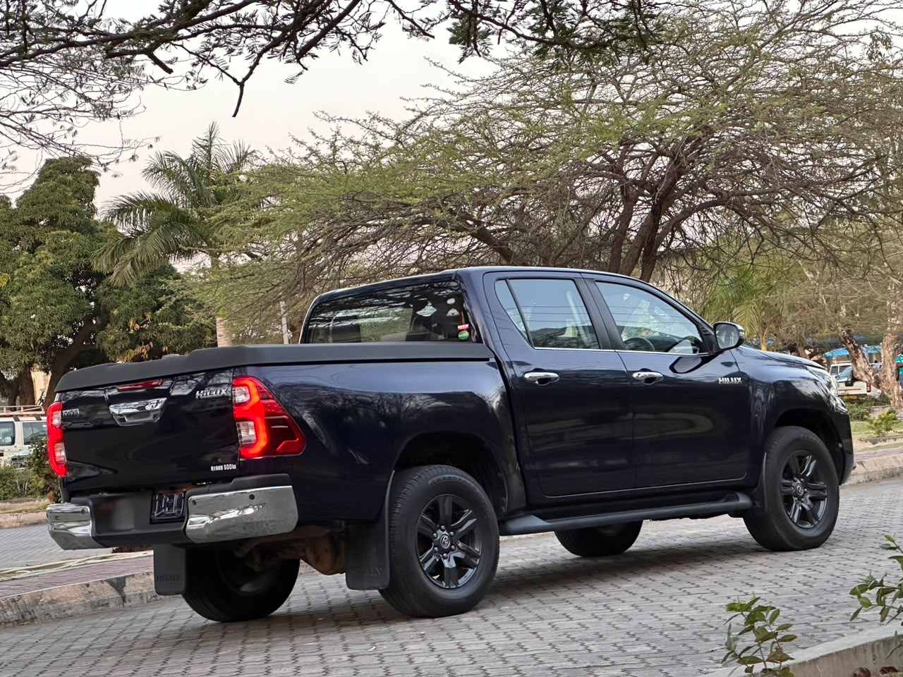 TOYOTA HILUX DOUBLE CABIN thumbnail 7